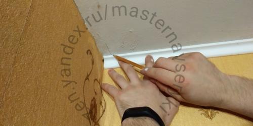 Как правильно клеить багеты в углах. Выбираем клей для потолочного плинтуса 04