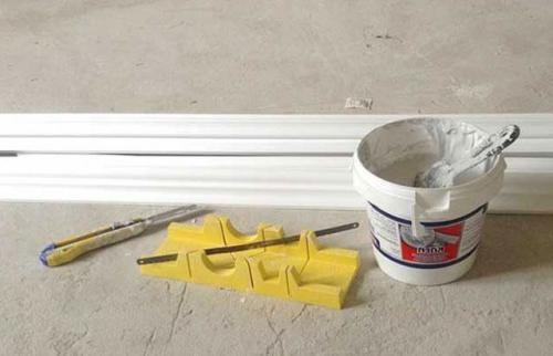 Как правильно клеить багеты на натяжной потолок. Правила самостоятельного наклеивания багетов на потолок 04