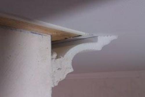 Как приклеить багеты к потолку. Способы приклеивания потолочных багетов 16 Как приклеить багеты к потолку. Способы приклеивания потолочных багетов 16