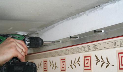 Как приклеить багеты к потолку. Способы приклеивания потолочных багетов 21 Как приклеить багеты к потолку. Способы приклеивания потолочных багетов 21