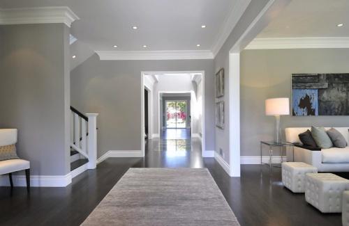 Нужен ли потолочный плинтус в современном интерьере. Потолочный плинтус: Как выбрать и приклеить?180+ (Фото) Дизайнов для разных потолков