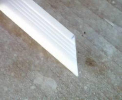 Как прикрепить пластиковый багет к стене. Как крепить багет к потолку и стенам