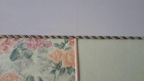 Что можно поклеить вместо багетов. Какую альтернативу можно подобрать на замену потолочным плинтусам