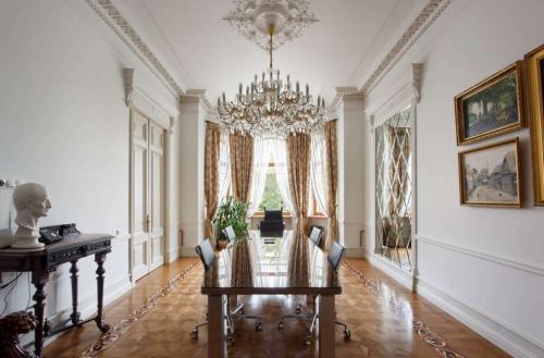 Нужен ли потолочный плинтус в современном интерьере. Потолочный плинтус: Как выбрать и приклеить?180+ (Фото) Дизайнов для разных потолков