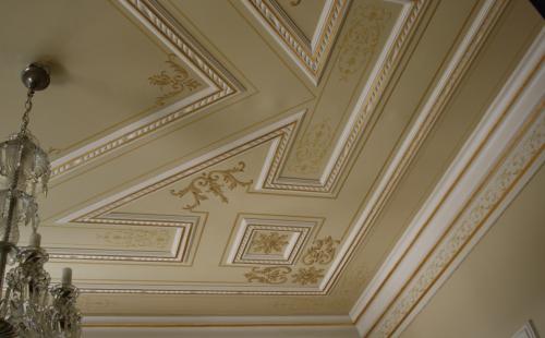 Как крепить багет к потолку. Особенности использования