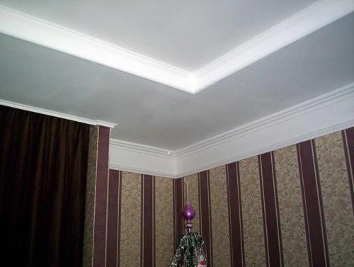 Как клеить потолочный плинтус на обои. Как приклеить потолочный плинтус на обои – пошаговая инструкция