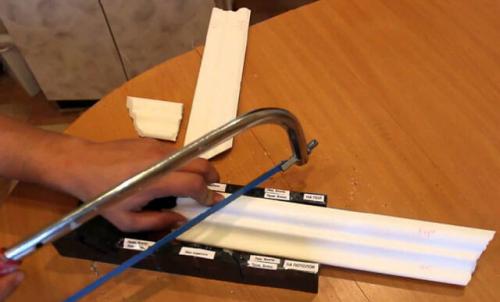 Пластиковые багеты для потолков, как клеить. Виды багета на потолок 11 Пластиковые багеты для потолков, как клеить. Виды багета на потолок 11