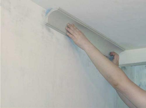 Как клеить багет на обои на стену. Как приклеить потолочный плинтус на обои – пошаговая инструкция