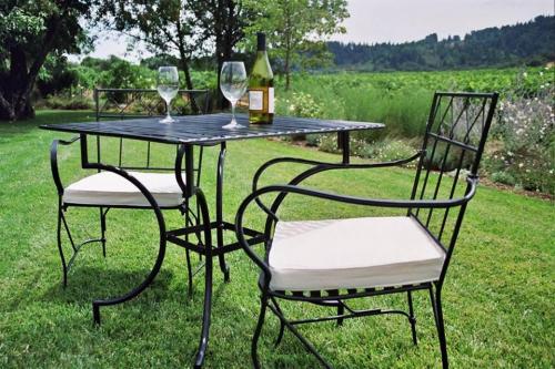 Как клеить молдинг на стену с обоями. Как клеить молдинги на стену с обоями