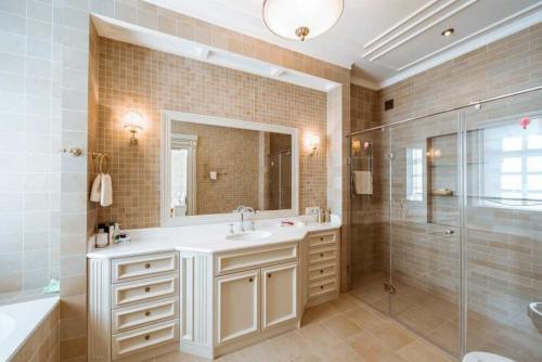 Молдинги на стене с обоями. Молдинги для стен: лучшие идеи оформления в дизайне. 100 фото-идей и варианты декора