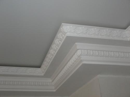 Отклеился потолочный плинтус. Почему отклеиваются потолочные плинтусы