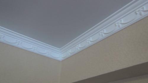 Отклеился потолочный плинтус. Почему отклеиваются потолочные плинтусы