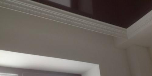 Отклеился потолочный плинтус. Почему отклеиваются потолочные плинтусы