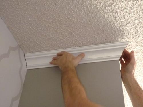 Как приклеить потолочный плинтус на окрашенные стены и потолок