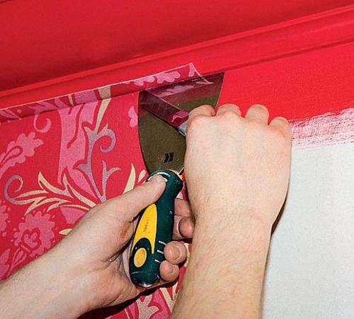 Как клеить обои под плинтус на полу. Выровнять обои потолка: выравнивание стен под обои