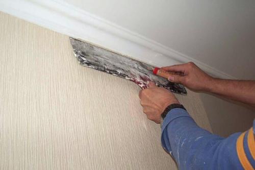 Как клеить обои не снимая плинтус. Зачем вообще нужен потолочный плинтус и какие разновидности его бывают?