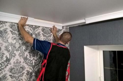 Как ровно поклеить обои под потолочный молдинг. Когда галтель можно крепить на обои?