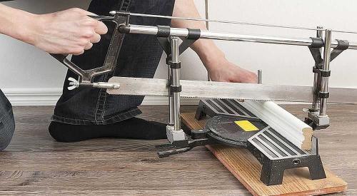 Как соединить 3 плинтуса в углу. Первый стык в комнате