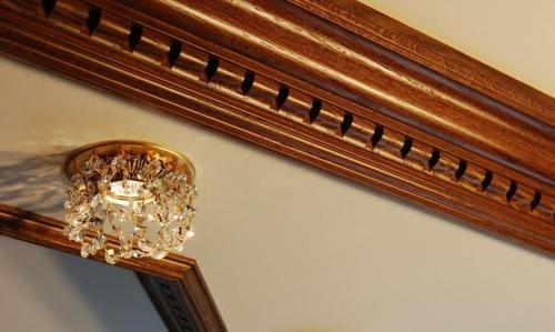 Когда клеить потолочный плинтус к натяжному потолку. Как выбрать плинтус для натяжного потолка