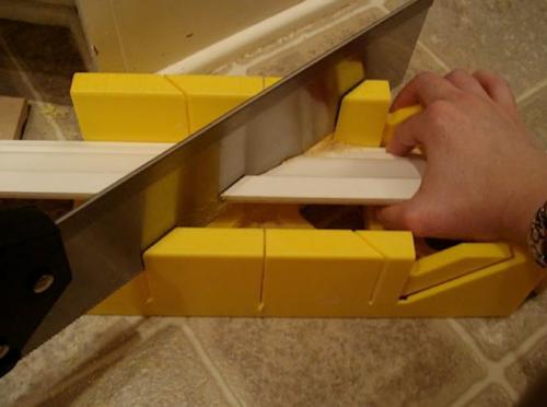 Как соединить потолочный плинтус в углах без стусла. Как точно отмерить и вырезать угол потолочного плинтуса без стусла