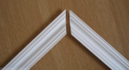 Стыковка потолочного плинтуса в углах. Как сделать угол на потолочном плинтусе без стусла?
