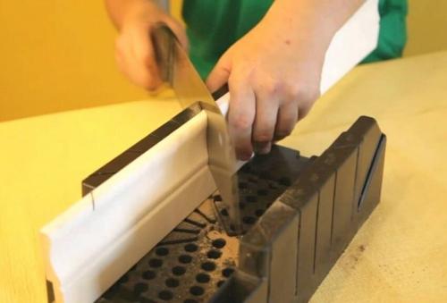 Угол на потолочном плинтусе. Виды потолочных и напольных плинтусов, выбор инструментов 36 Угол на потолочном плинтусе. Виды потолочных и напольных плинтусов, выбор инструментов 36