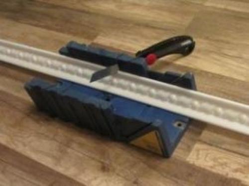 Угол на потолочном плинтусе. Виды потолочных и напольных плинтусов, выбор инструментов 28 Угол на потолочном плинтусе. Виды потолочных и напольных плинтусов, выбор инструментов 28