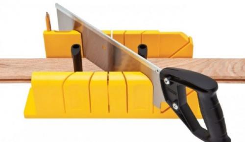 Как вырезать угол на плинтусе без стусла. Как обрезать потолочный плинтус в углах без стусла