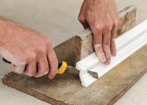 Способы стыковки потолочных плинтусов. Инструменты для стыковки плинтусов на потолке 06 Способы стыковки потолочных плинтусов. Инструменты для стыковки плинтусов на потолке 06