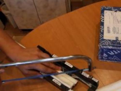 Угол на потолочном плинтусе. Виды потолочных и напольных плинтусов, выбор инструментов 30 Угол на потолочном плинтусе. Виды потолочных и напольных плинтусов, выбор инструментов 30