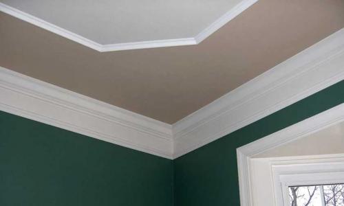 Как приклеить потолочный плинтус перед карнизом. На что клеят потолочный плинтус: виды клеев