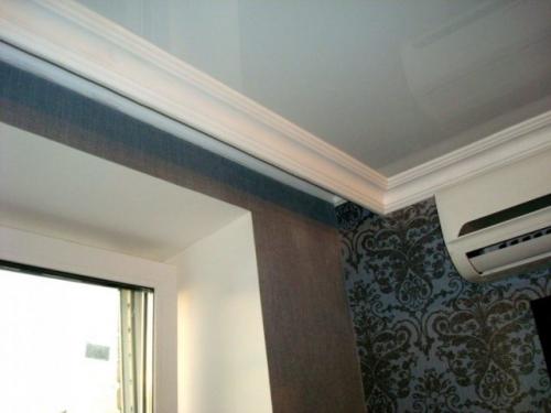 Как приклеить потолочный плинтус перед карнизом. Как скрыть карниз за потолочным плинтусом