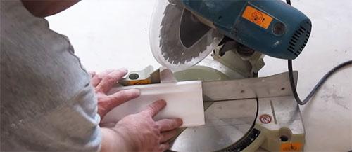 Как клеить потолочный плинтус правильно. Клей для потолочного плинтуса: как выбрать и наносить