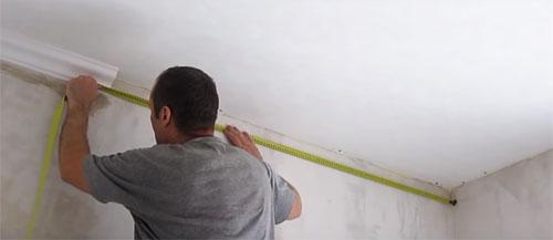 Как клеить потолочный плинтус правильно. Клей для потолочного плинтуса: как выбрать и наносить