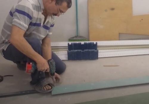 Как приклеить потолочный плинтус перед карнизом. Как скрыть карниз за потолочным плинтусом