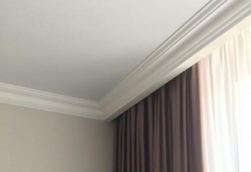 Как приклеить потолочный плинтус перед карнизом. Как скрыть карниз за потолочным плинтусом