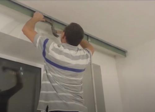 Как приклеить потолочный плинтус перед карнизом. Как скрыть карниз за потолочным плинтусом