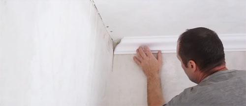 Как клеить потолочный плинтус правильно. Клей для потолочного плинтуса: как выбрать и наносить