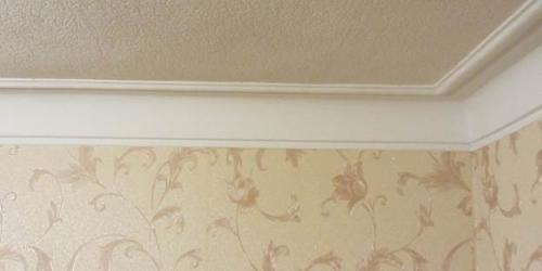 Поклейка потолочного плинтуса на обои. Виды потолочных плинтусов