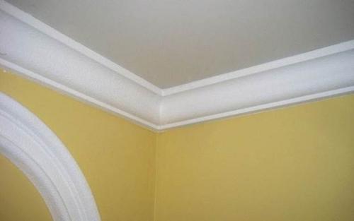 Поклейка потолочного плинтуса на обои. Виды потолочных плинтусов