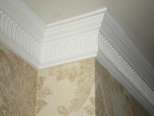 Как сделать угол на потолочном плинтусе своими руками. Как резать потолочный плинтус: работа с помощью стусла или без инструмента