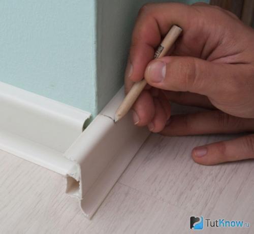 Как сделать угол на потолочном плинтусе своими руками. Как резать потолочный плинтус: работа с помощью стусла или без инструмента 04 Как сделать угол на потолочном плинтусе своими руками. Как резать потолочный плинтус: работа с помощью стусла или без инструмента 04