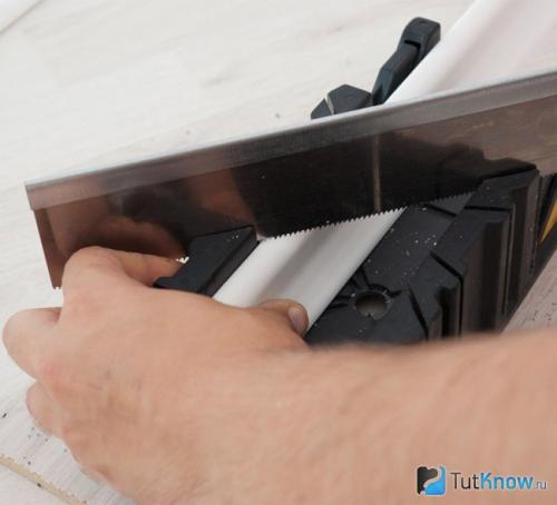 Как сделать угол на потолочном плинтусе своими руками. Как резать потолочный плинтус: работа с помощью стусла или без инструмента 03 Как сделать угол на потолочном плинтусе своими руками. Как резать потолочный плинтус: работа с помощью стусла или без инструмента 03