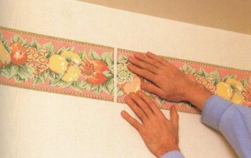 Как правильно наклеить багеты поверх обоев. Декор интерьера молдингом: советы 06