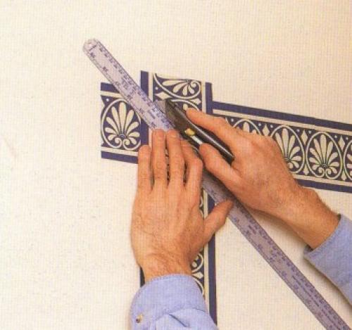 Как правильно наклеить багеты поверх обоев. Декор интерьера молдингом: советы 09