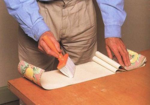 Как правильно наклеить багеты поверх обоев. Декор интерьера молдингом: советы 04