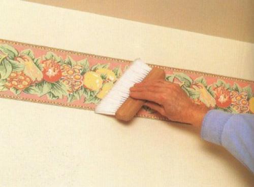 Как правильно наклеить багеты поверх обоев. Декор интерьера молдингом: советы 05