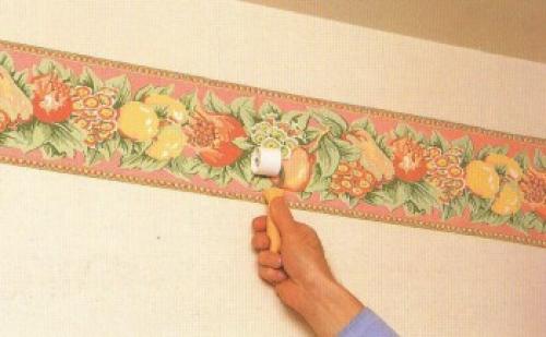 Как правильно наклеить багеты поверх обоев. Декор интерьера молдингом: советы 08
