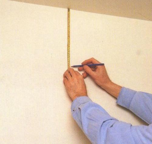 Как правильно наклеить багеты поверх обоев. Декор интерьера молдингом: советы 02