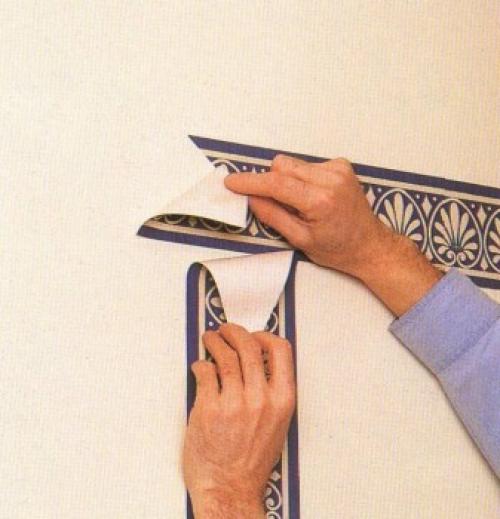 Как правильно наклеить багеты поверх обоев. Декор интерьера молдингом: советы 10